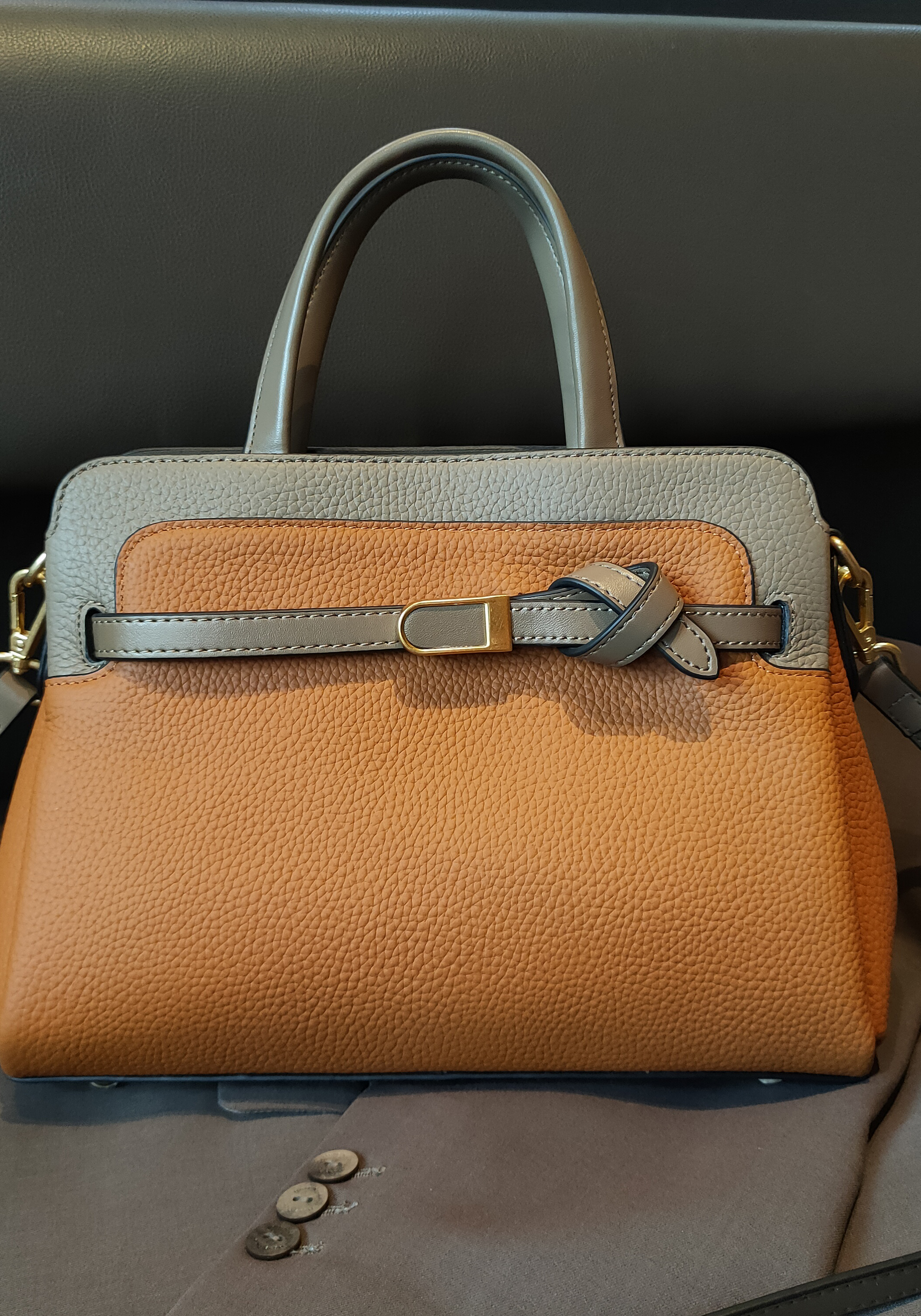 На фото 3 - Кожаная женская сумка-портфель, цвет рыжий с коричневым