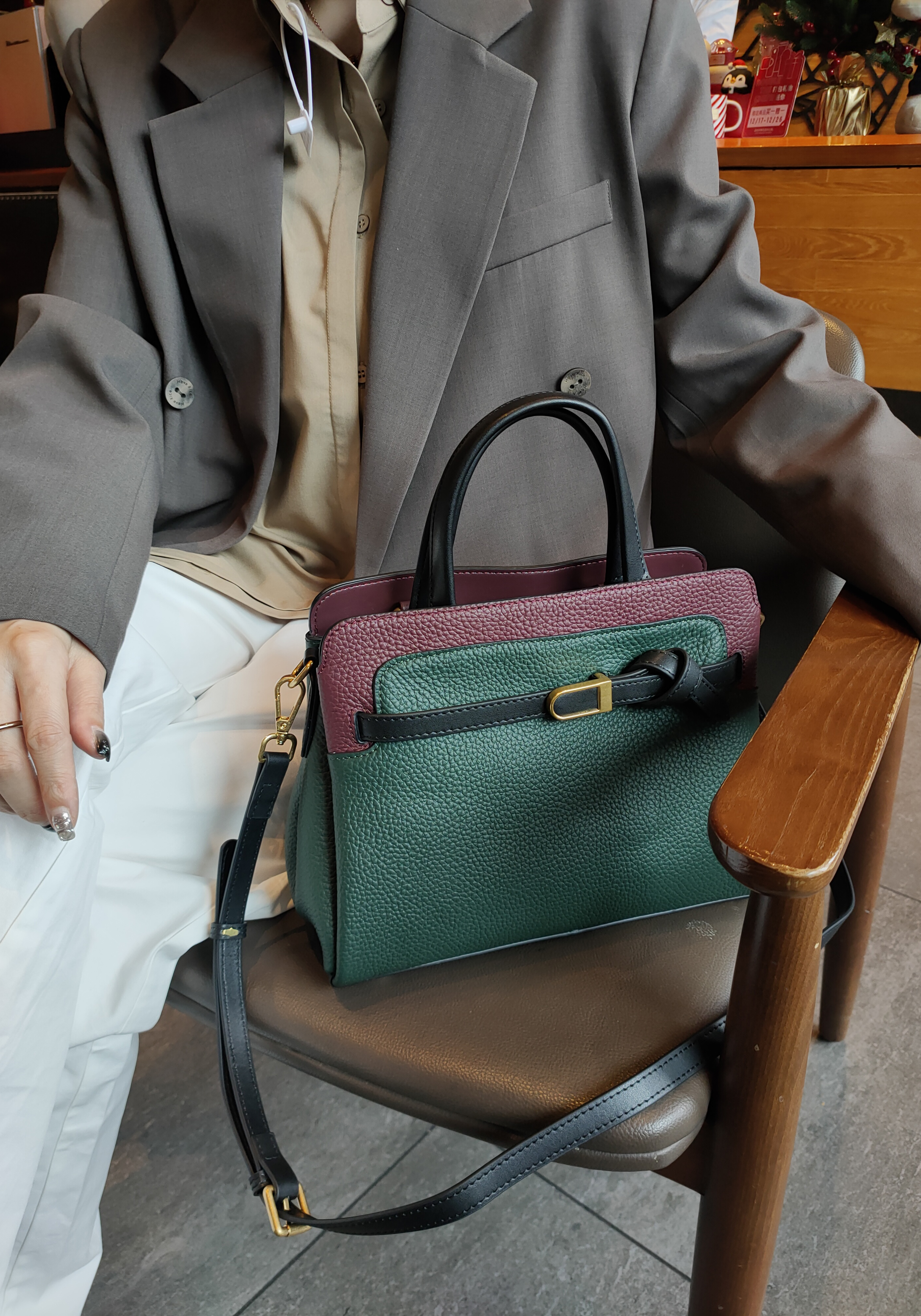 На фото 1 - Кожаная женская сумка-портфель, цвет зеленый с бордо