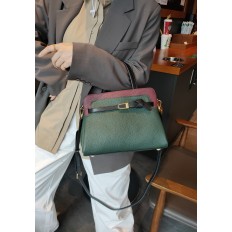 На фото 2 - Кожаная женская сумка-портфель, цвет зеленый с бордо