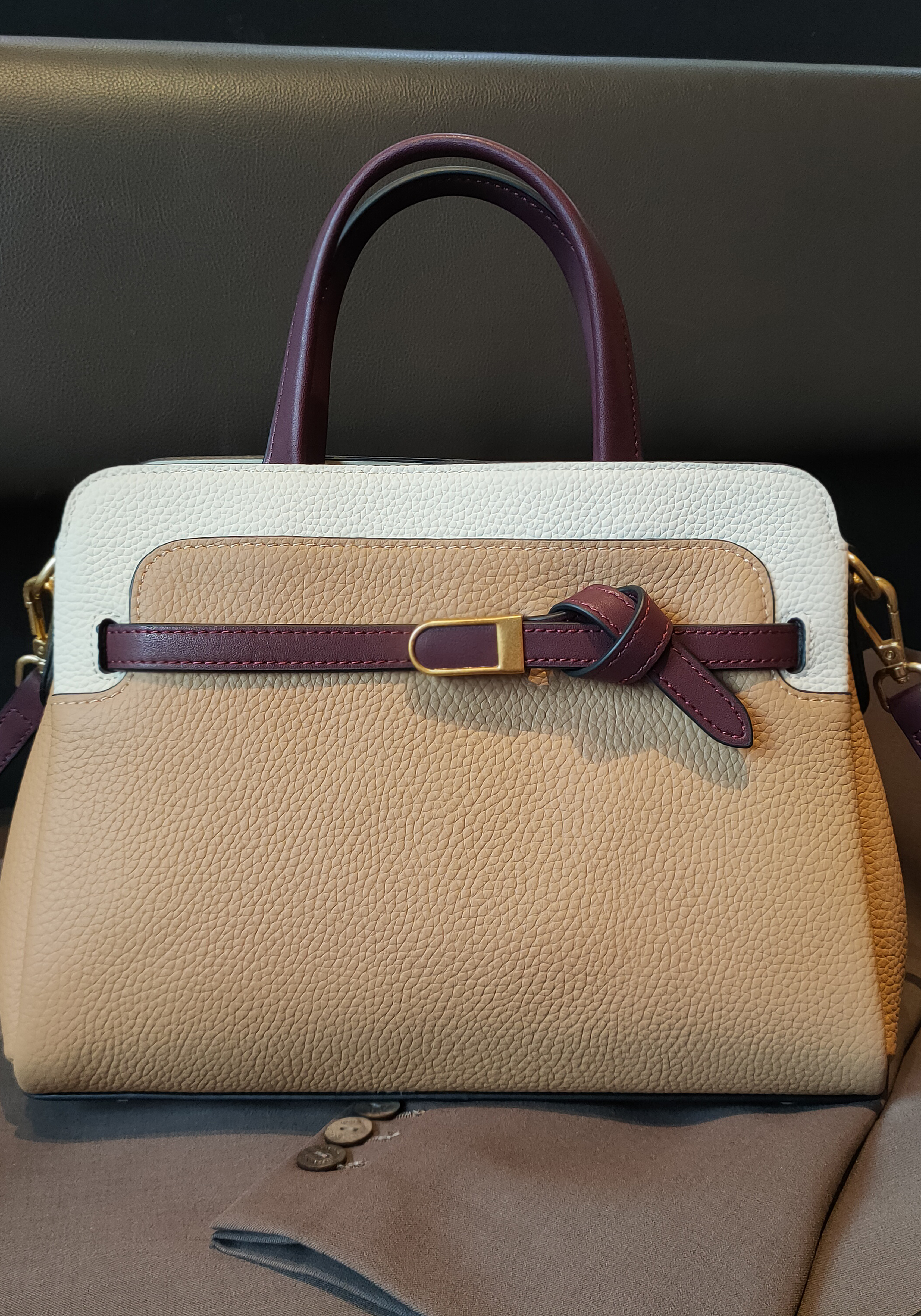 На фото 3 - Кожаная женская сумка-портфель, цвет коричневый с молочным 