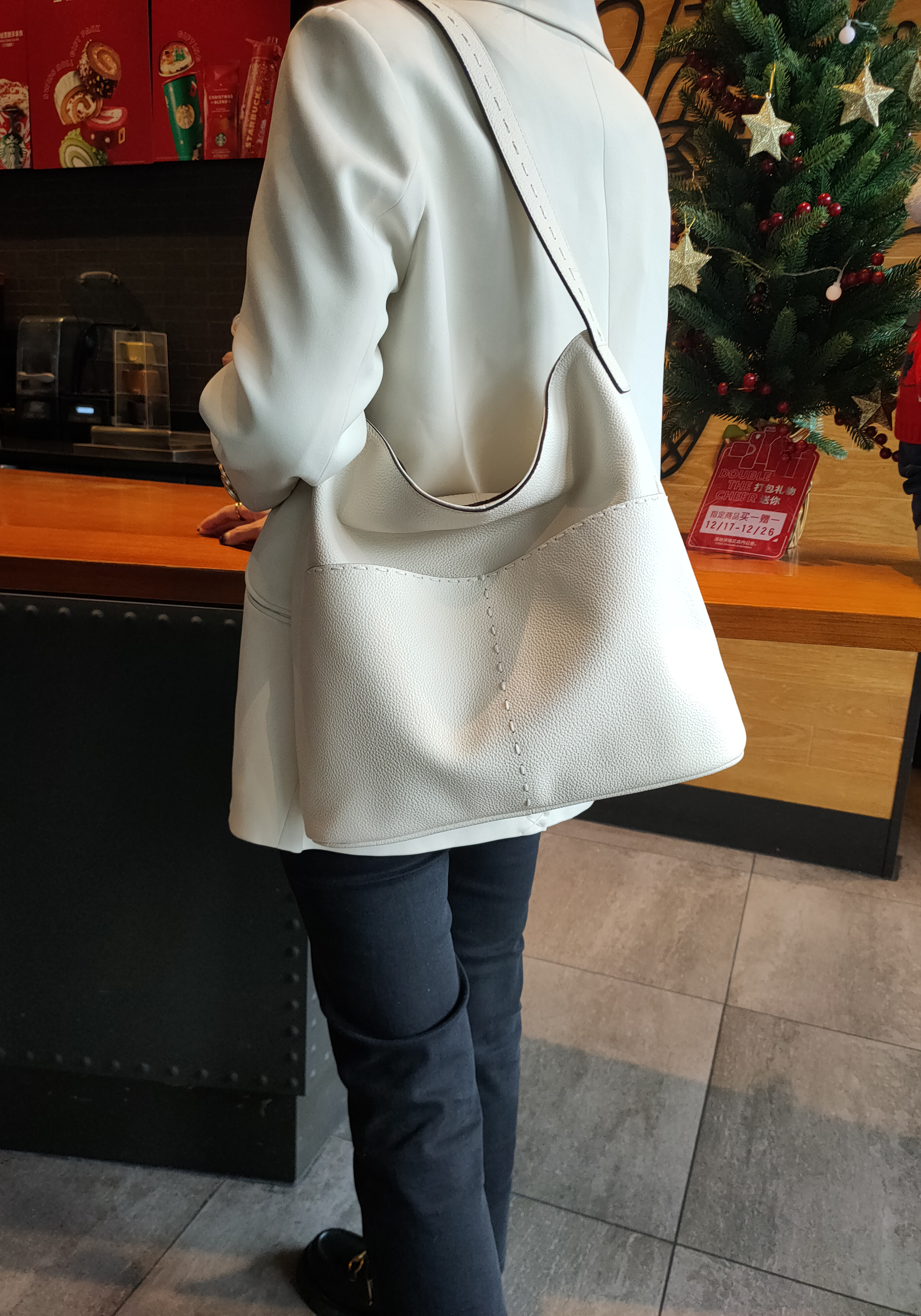 На фото 1 - Кожаная сумка шоппер, цвет белый