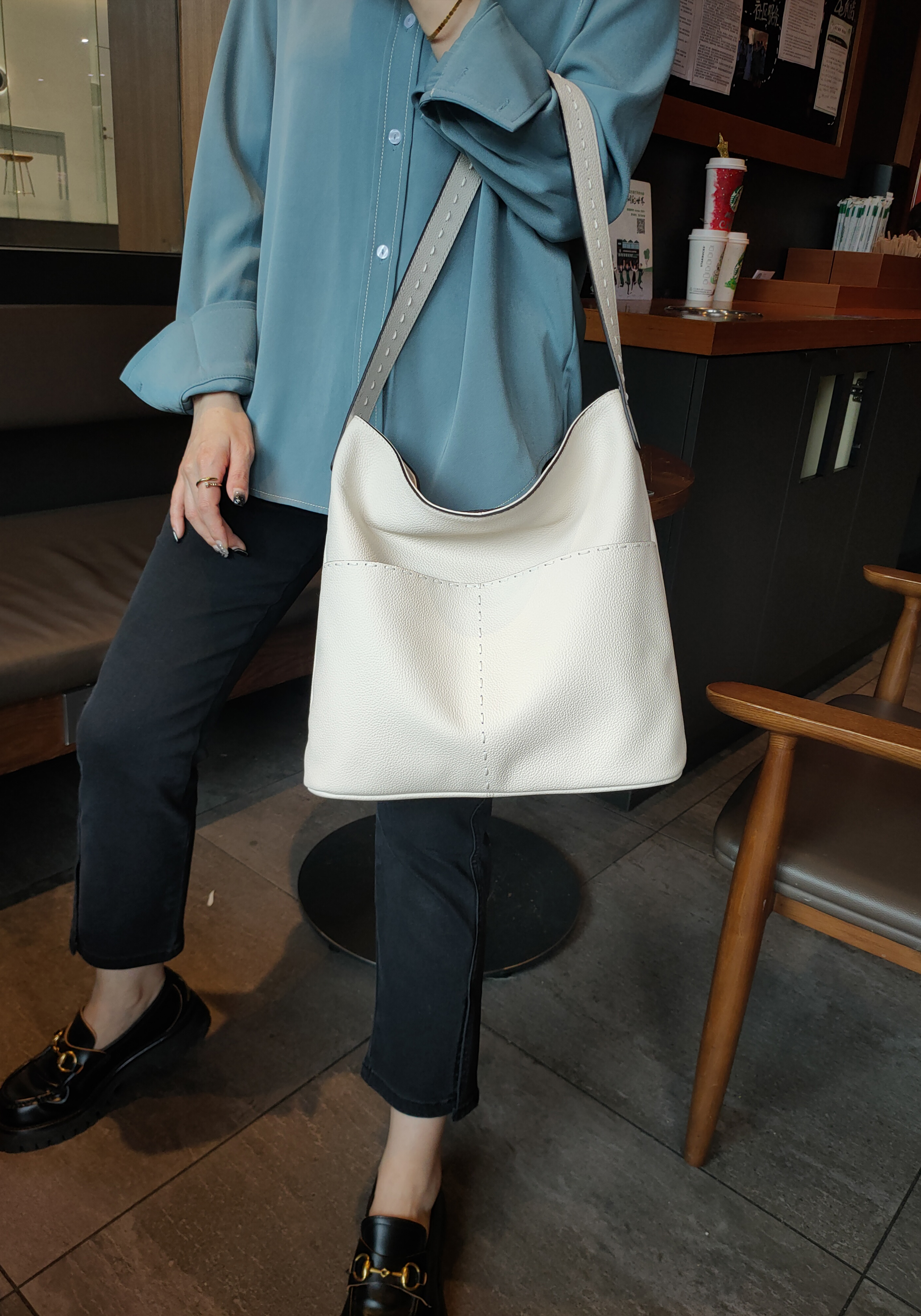 На фото 3 - Кожаная сумка шоппер, цвет белый
