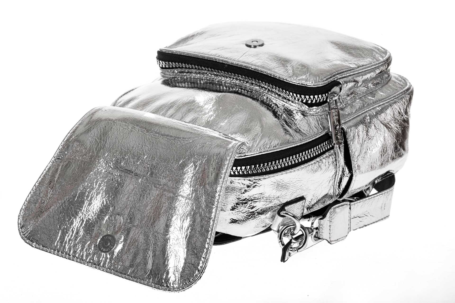 На фото 3 - Блестящий молодежный рюкзак, цвет серебро