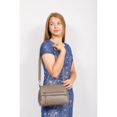 На фото 4 - Женская сумка-трапеция из натуральной кожи, цвет серо-коричневый