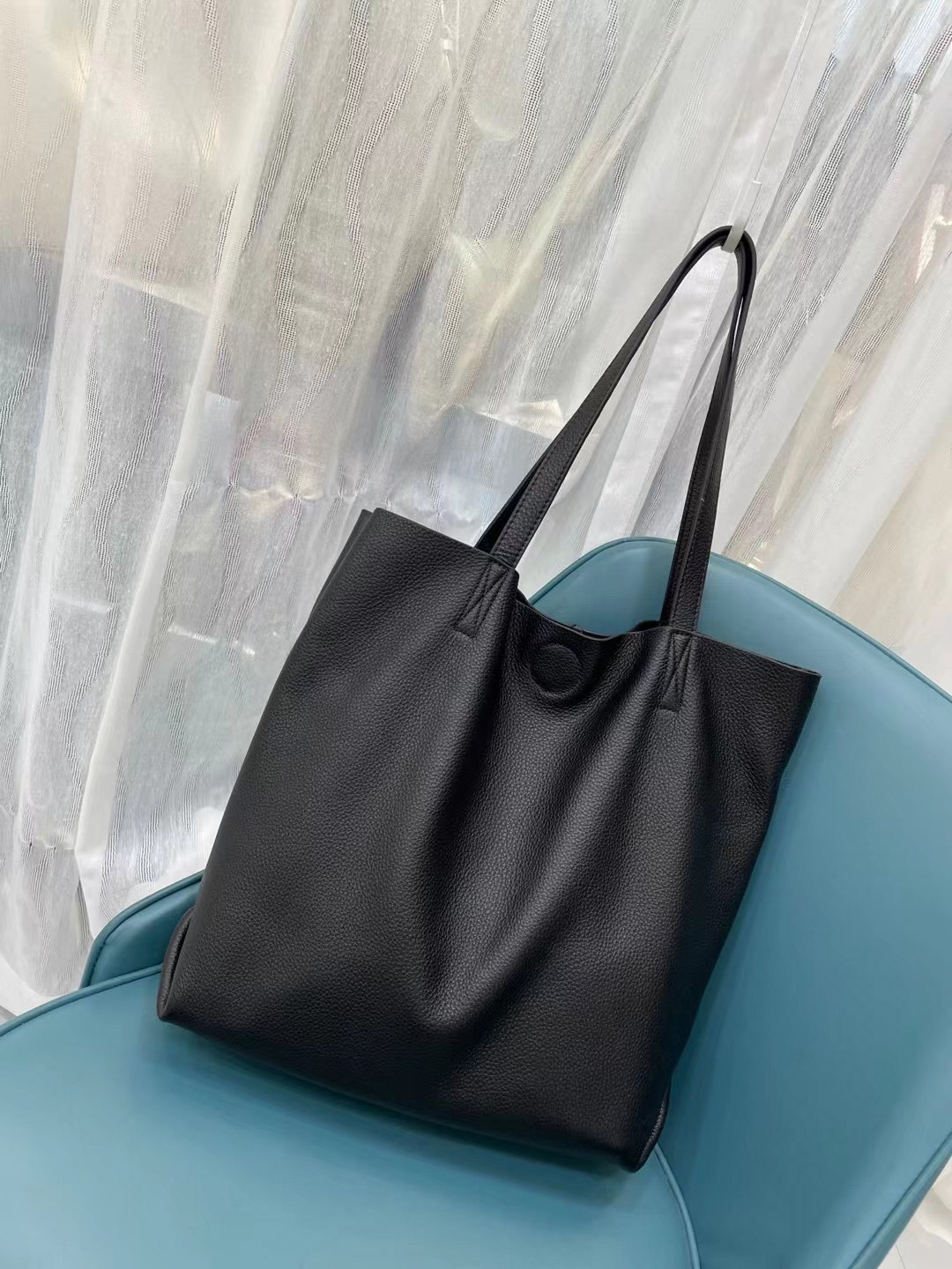 На фото 1 - Кожанная сумка шоппер, цвет черный