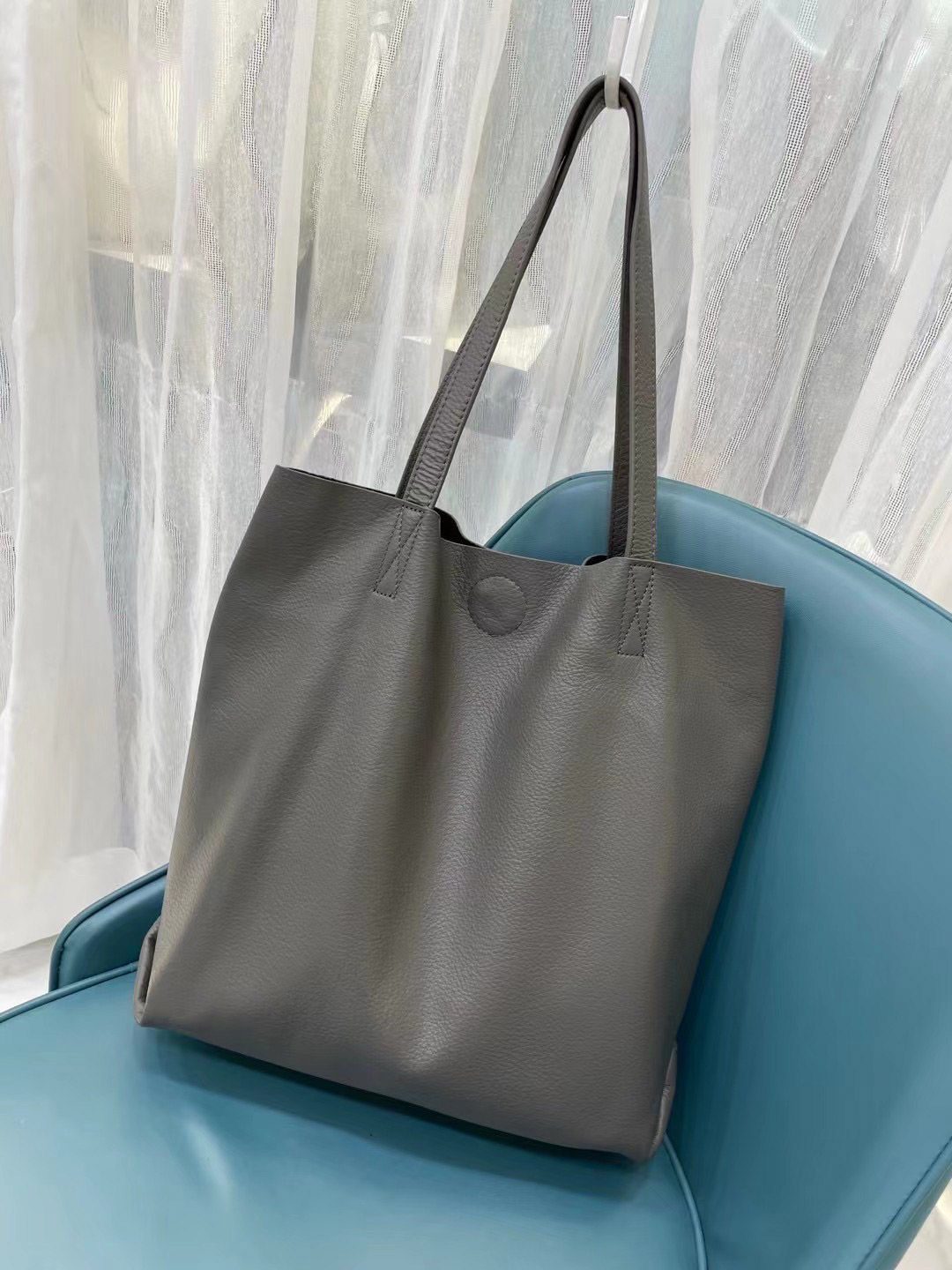 На фото 1 - Кожанная сумка шоппер, цвет серый