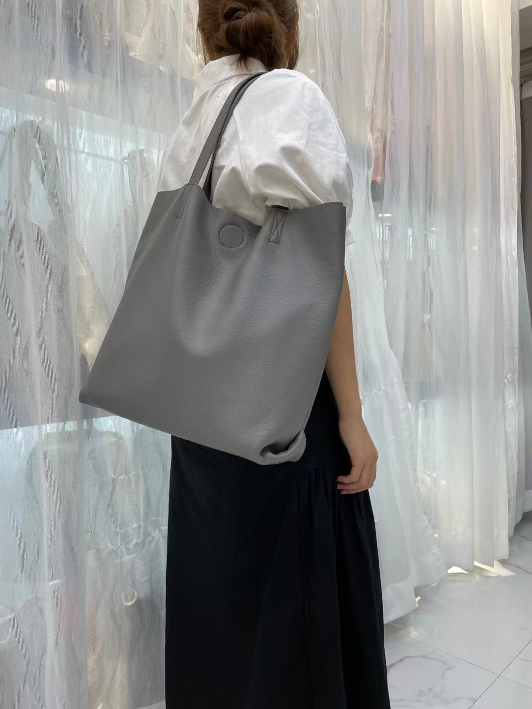 На фото 2 - Кожанная сумка шоппер, цвет серый