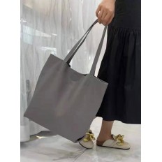 На фото 3 - Кожанная сумка шоппер, цвет серый