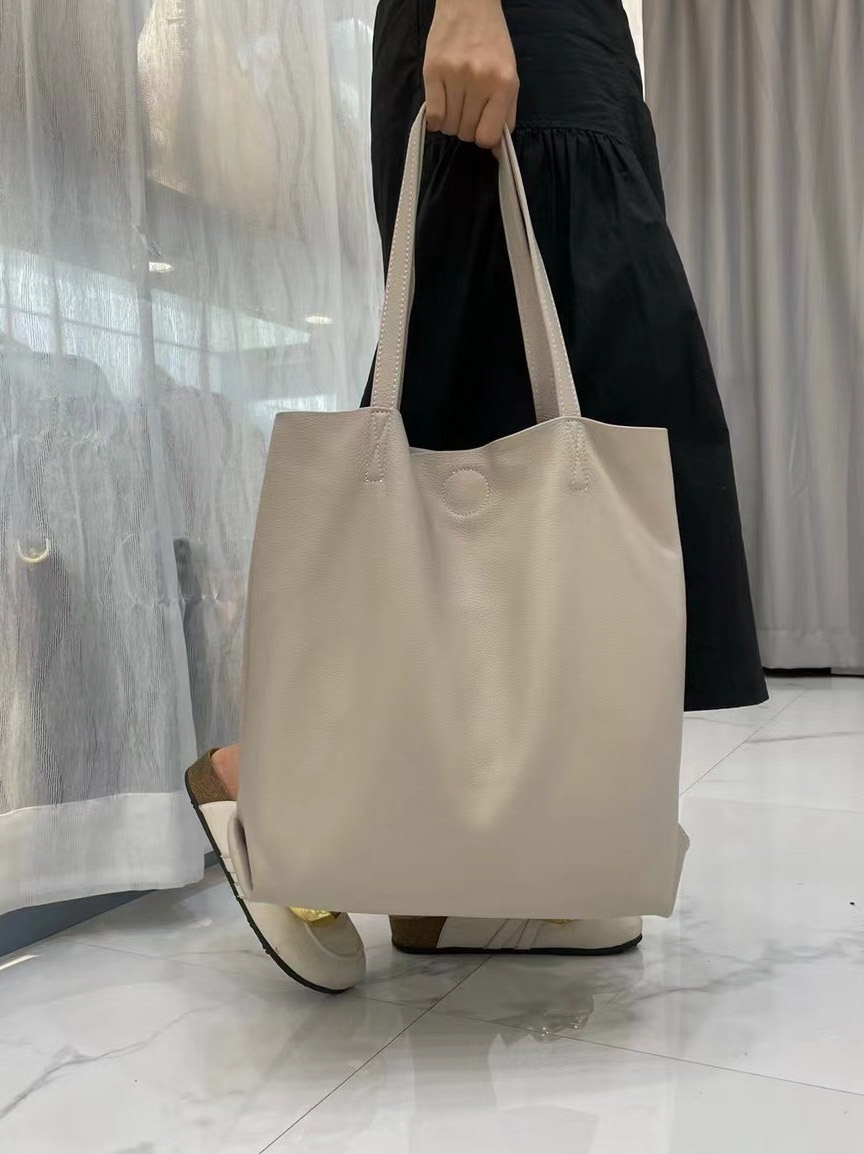 На фото 3 - Кожанная сумка шоппер, цвет молочный