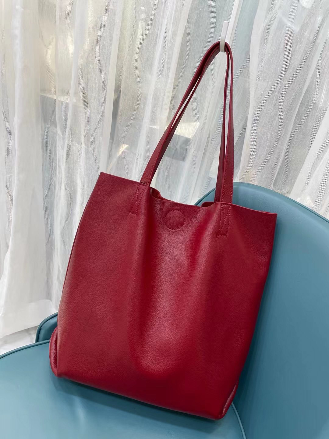 На фото 1 - Кожанная сумка шоппер, цвет бордо