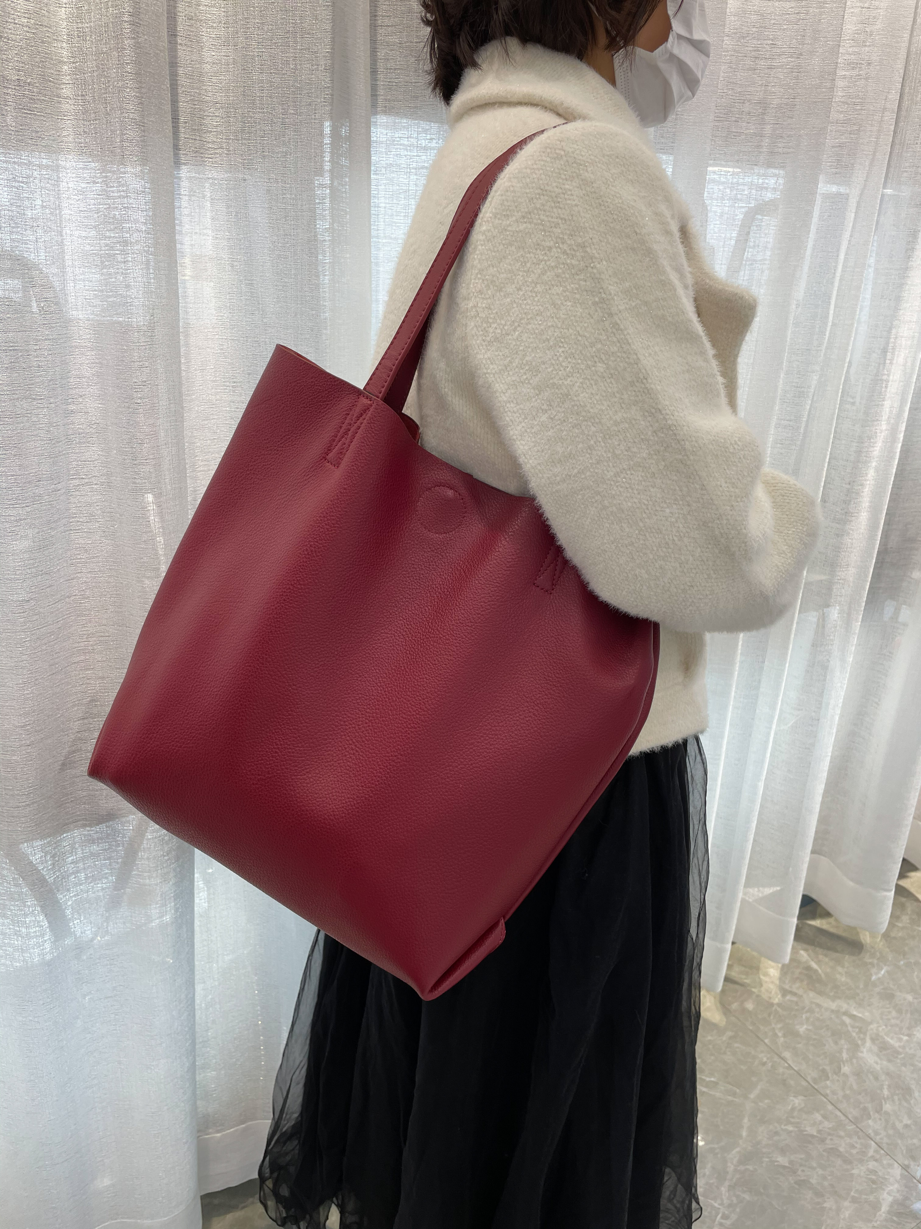 На фото 2 - Кожанная сумка шоппер, цвет бордо