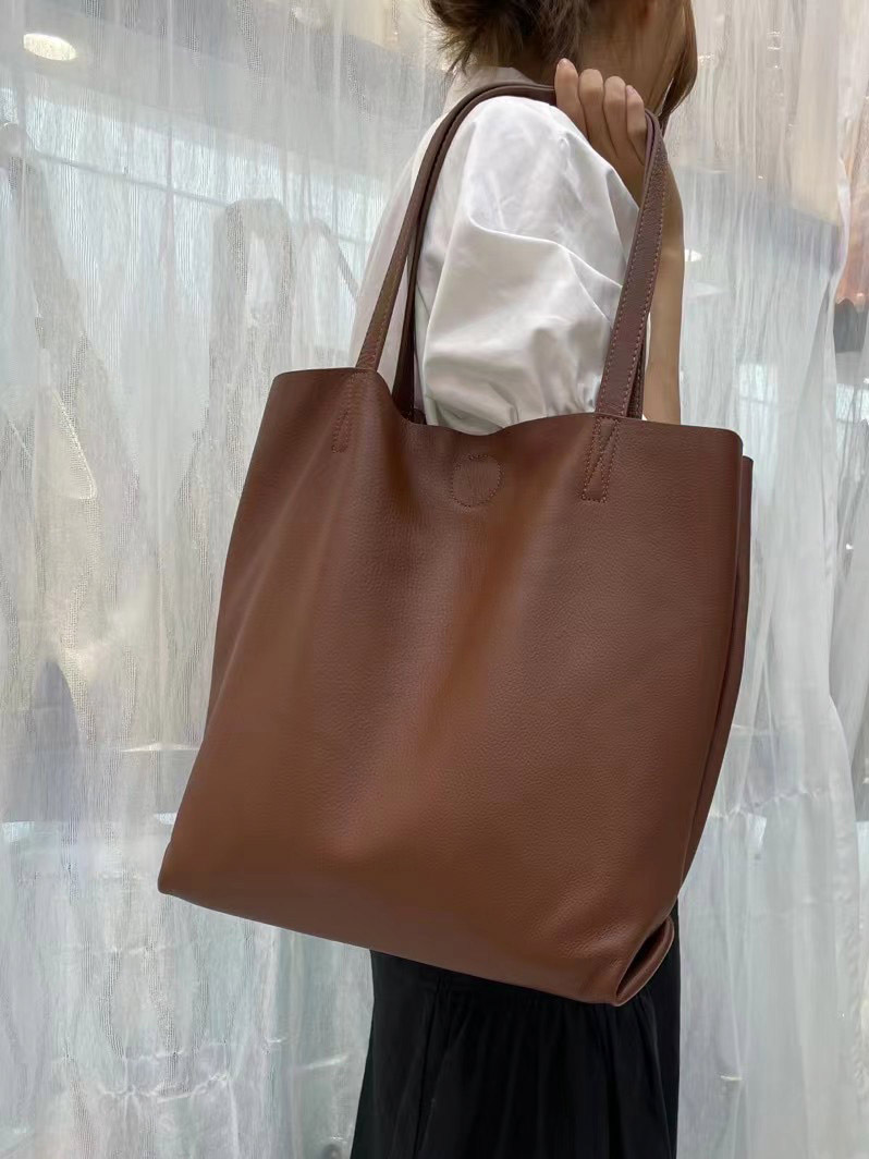 На фото 2 - Кожанная сумка шоппер, цвет коричневый