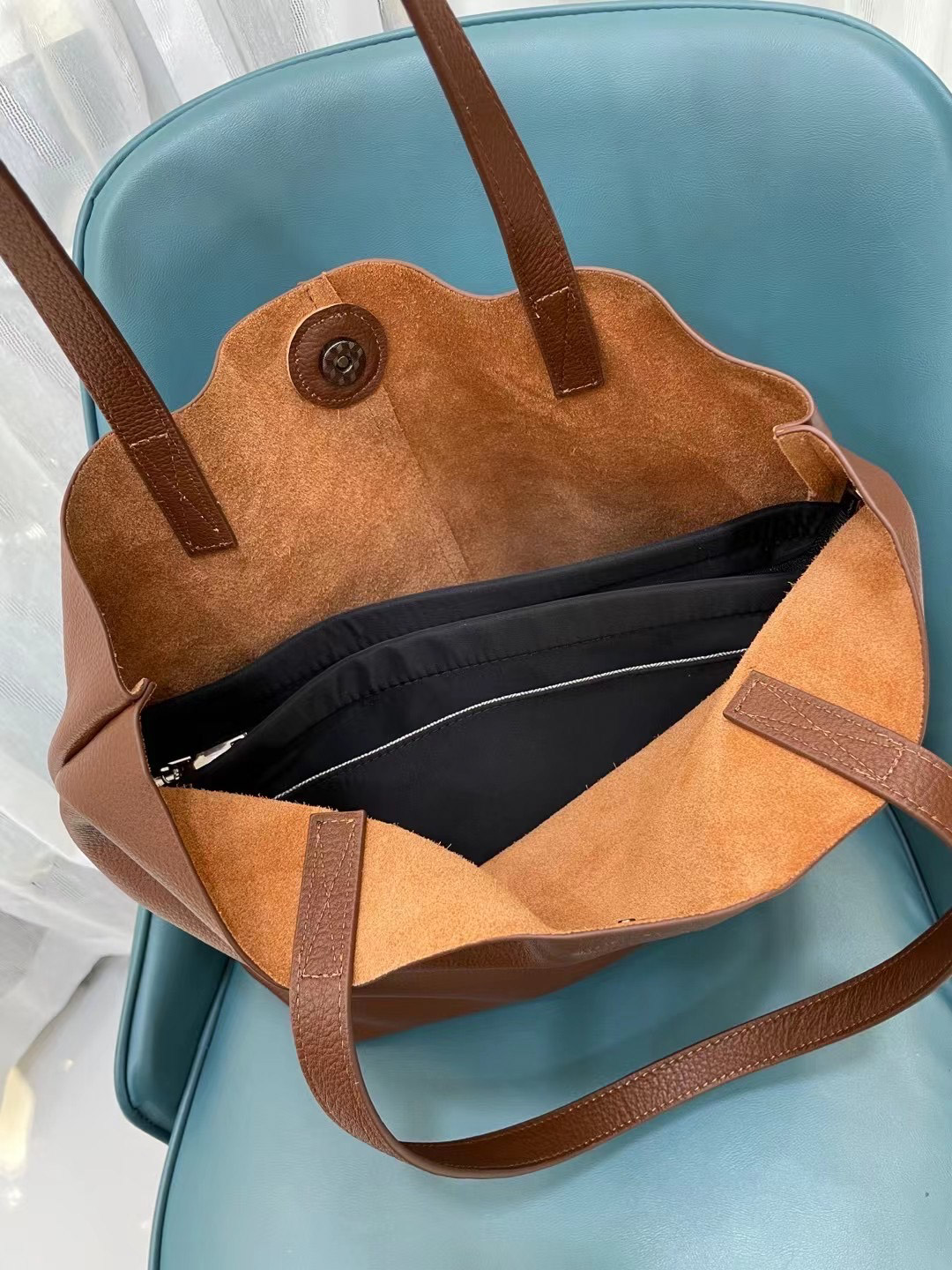 На фото 3 - Кожанная сумка шоппер, цвет коричневый