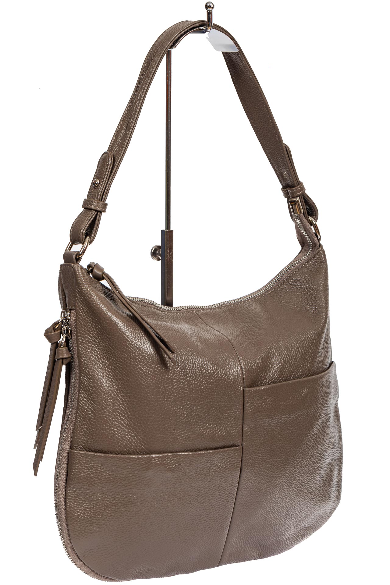 На фото 1 - Женская сумка хобо из натуральной кожи с асимметричными карманами, цвет какао