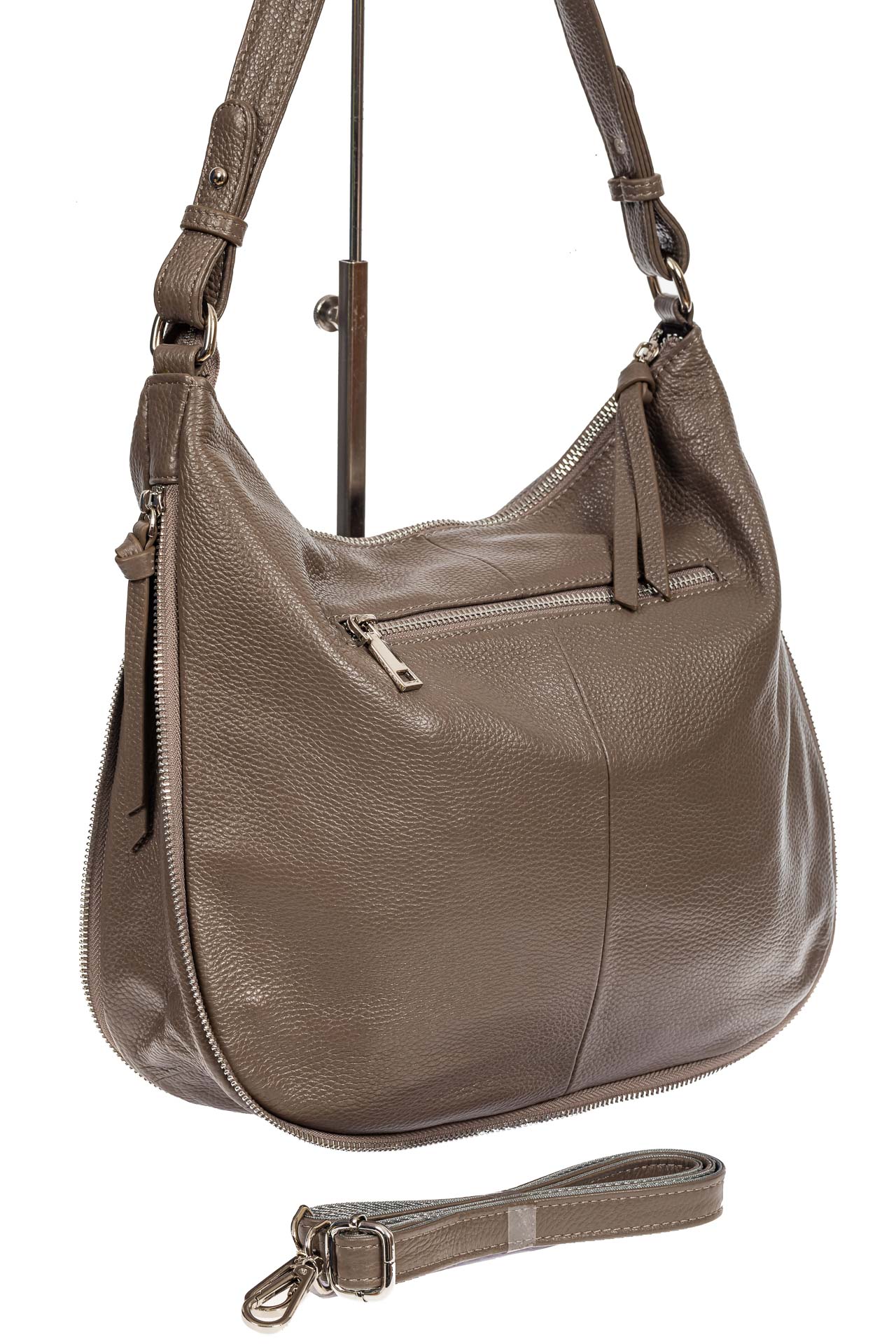 На фото 3 - Женская сумка хобо из натуральной кожи с асимметричными карманами, цвет какао