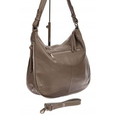 На фото 3 - Женская сумка хобо из натуральной кожи с асимметричными карманами, цвет какао