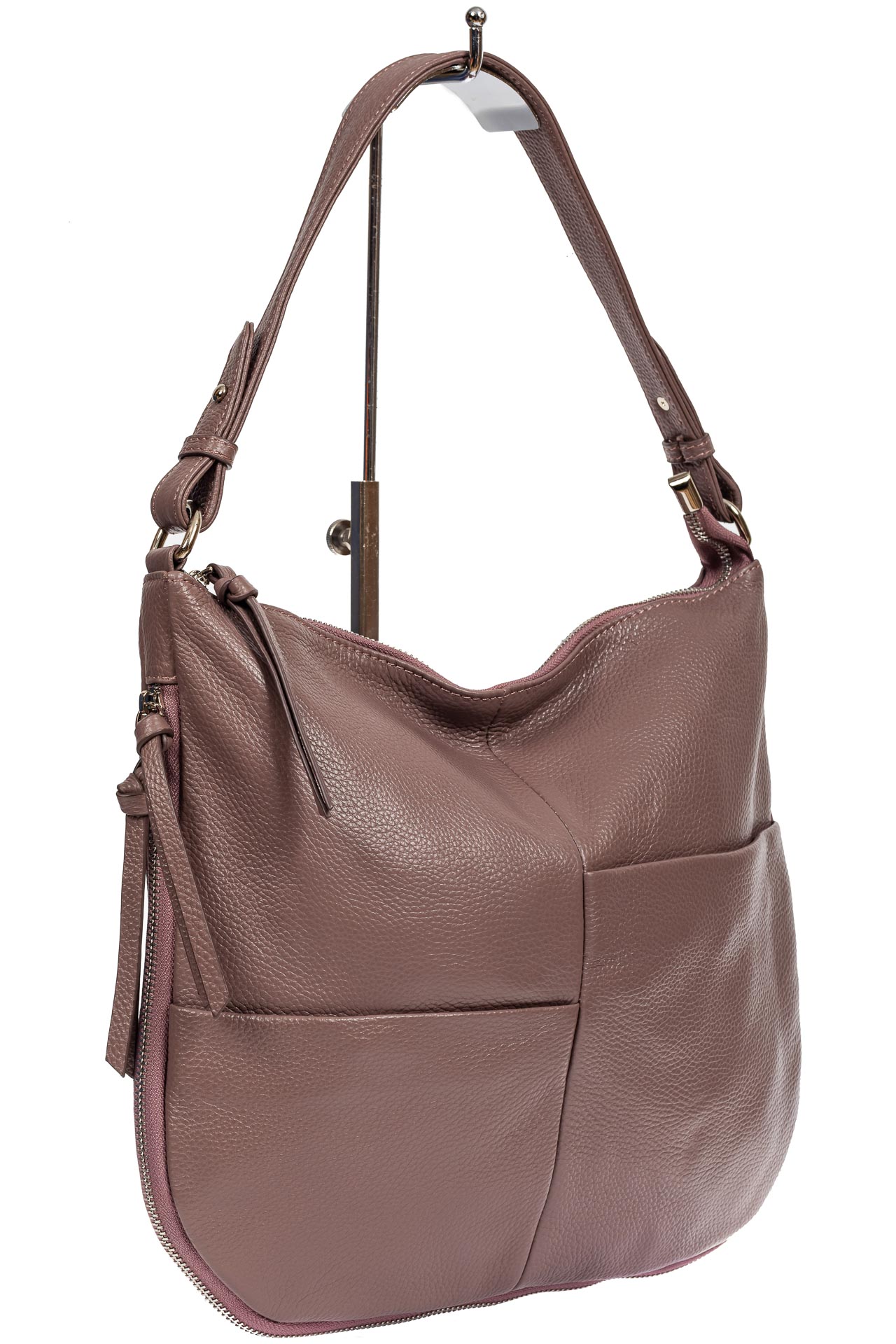 На фото 1 - Женская сумка хобо из натуральной кожи с асимметричными карманами, цвет сиреневый