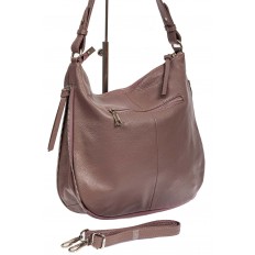На фото 3 - Женская сумка хобо из натуральной кожи с асимметричными карманами, цвет сиреневый
