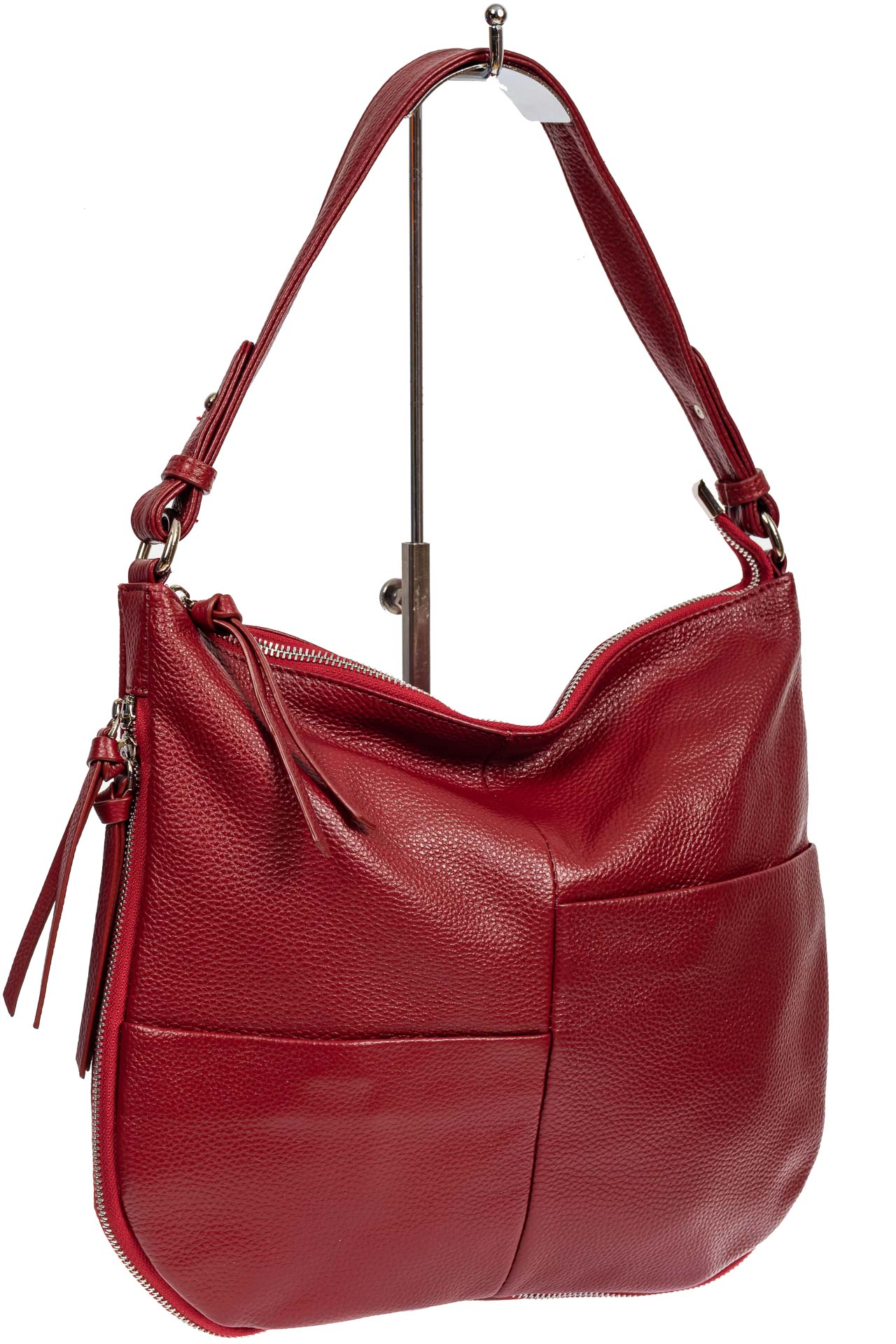 На фото 1 - Женская сумка хобо из натуральной кожи с асимметричными карманами, цвет бордовый