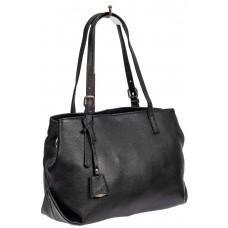 На фото 1 - Женская сумка тоут из натуральной кожи с декоративной подвеской, чёрная