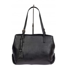 На фото 2 - Женская сумка тоут из натуральной кожи с декоративной подвеской, чёрная