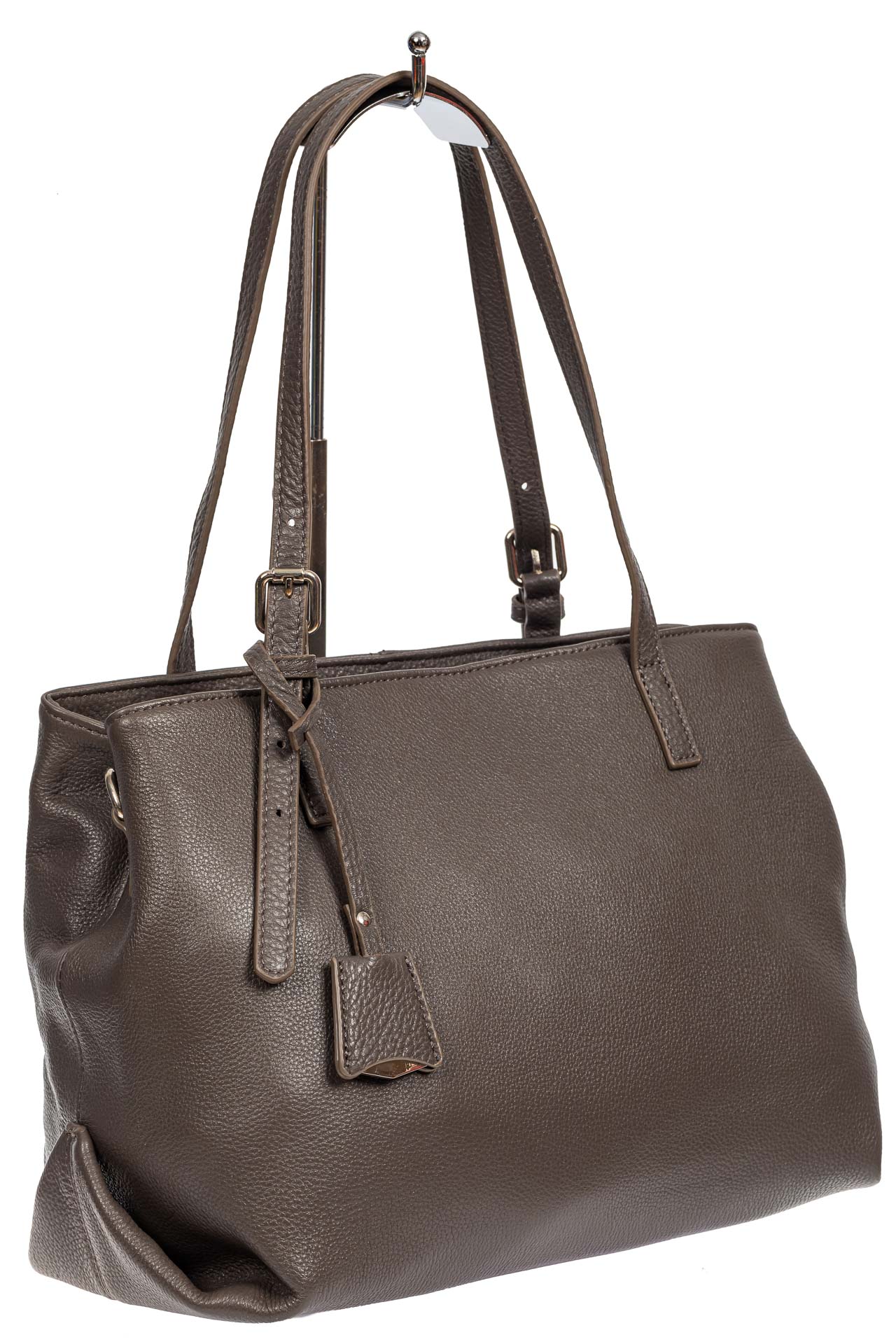 На фото 2 - Женская сумка тоут из натуральной кожи с декоративной подвеской, серая