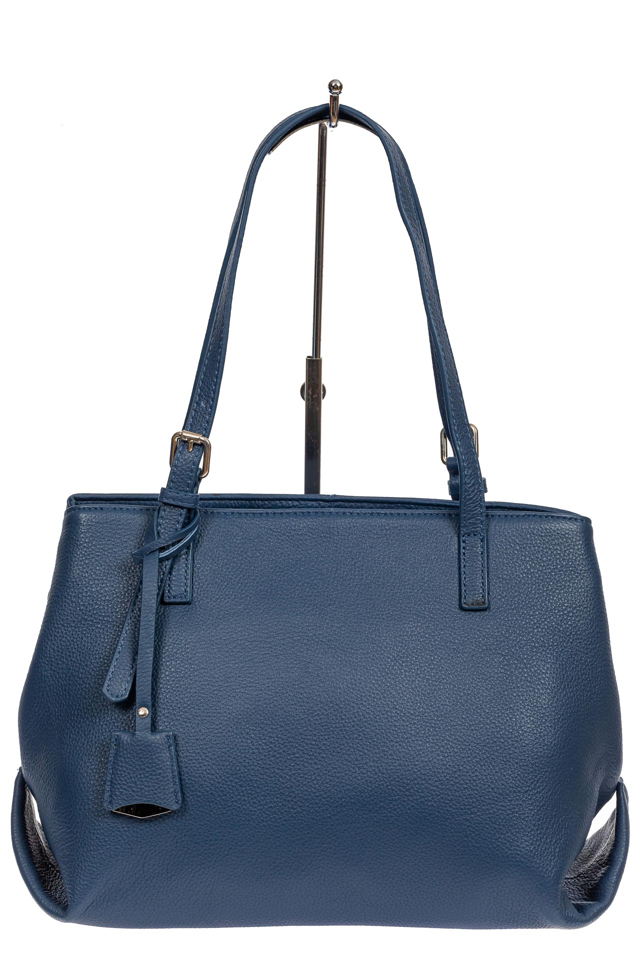 На фото 1 - Женская сумка тоут из натуральной кожи с декоративной подвеской, синяя