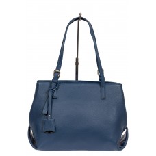 На фото 1 - Женская сумка тоут из натуральной кожи с декоративной подвеской, синяя