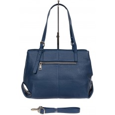 На фото 3 - Женская сумка тоут из натуральной кожи с декоративной подвеской, синяя