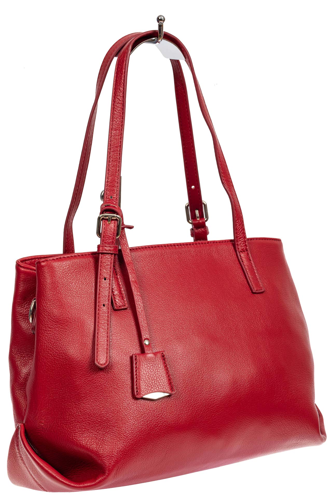 На фото 1 - Женская сумка тоут из натуральной кожи с декоративной подвеской, красная