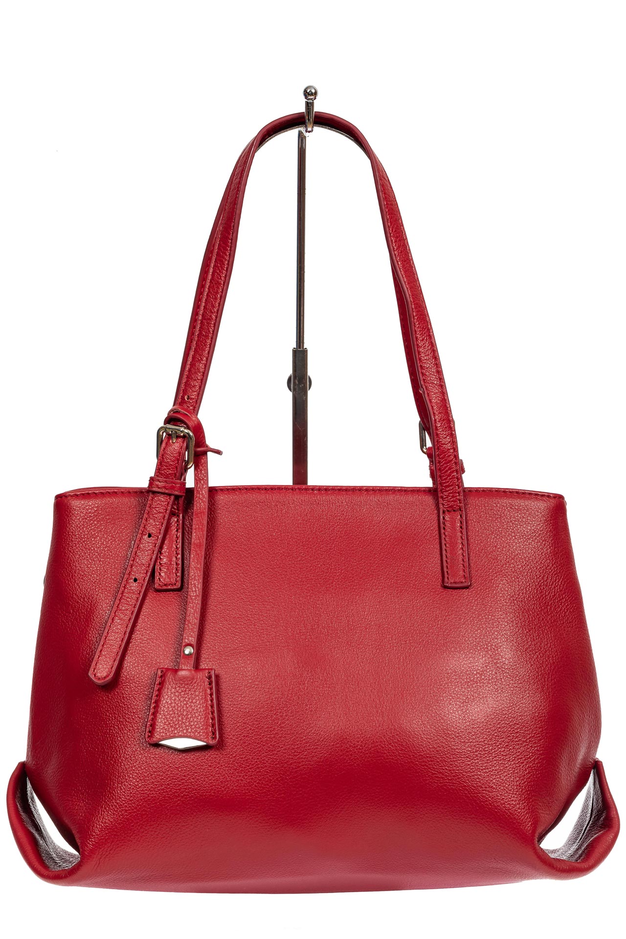На фото 2 - Женская сумка тоут из натуральной кожи с декоративной подвеской, красная