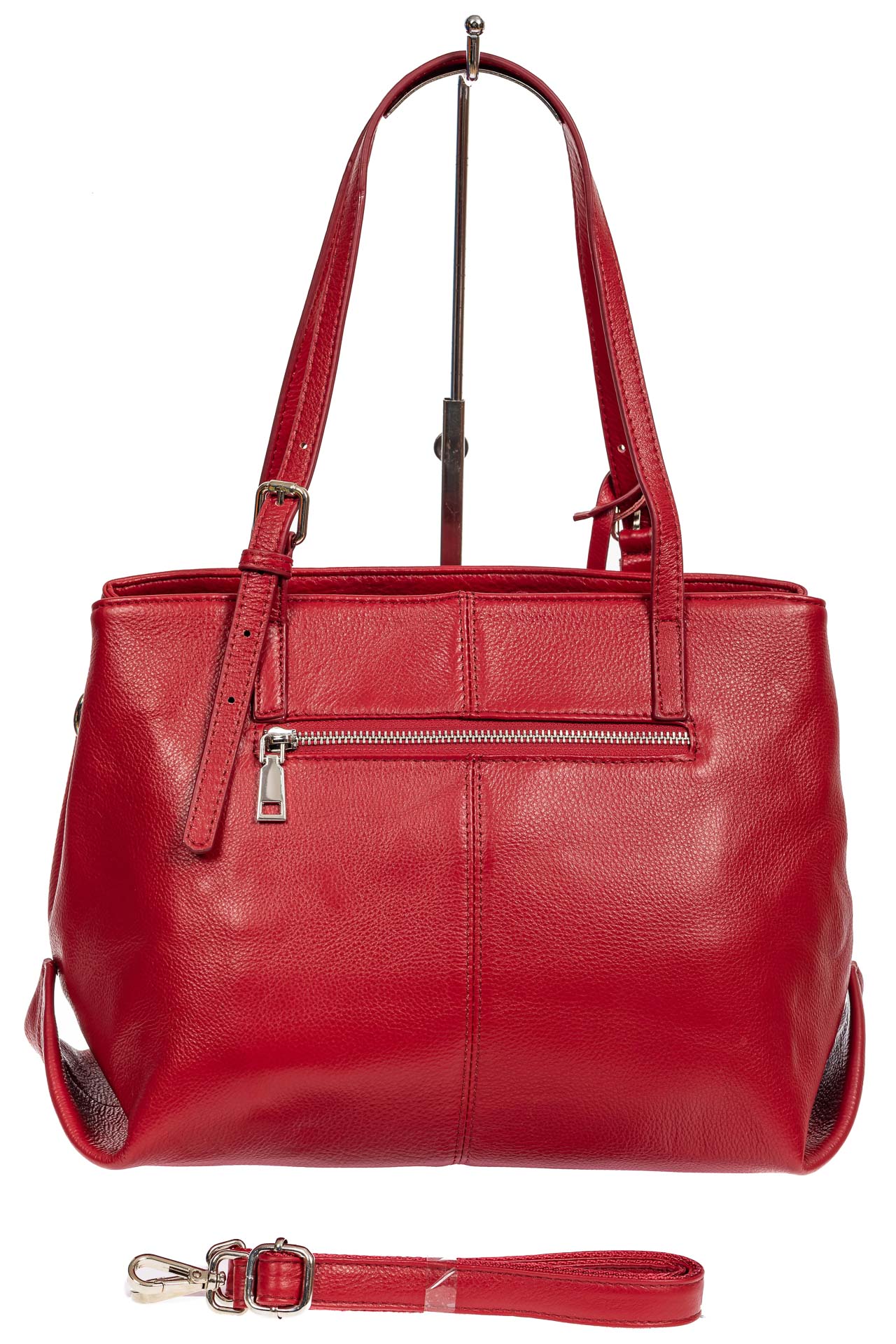 На фото 3 - Женская сумка тоут из натуральной кожи с декоративной подвеской, красная