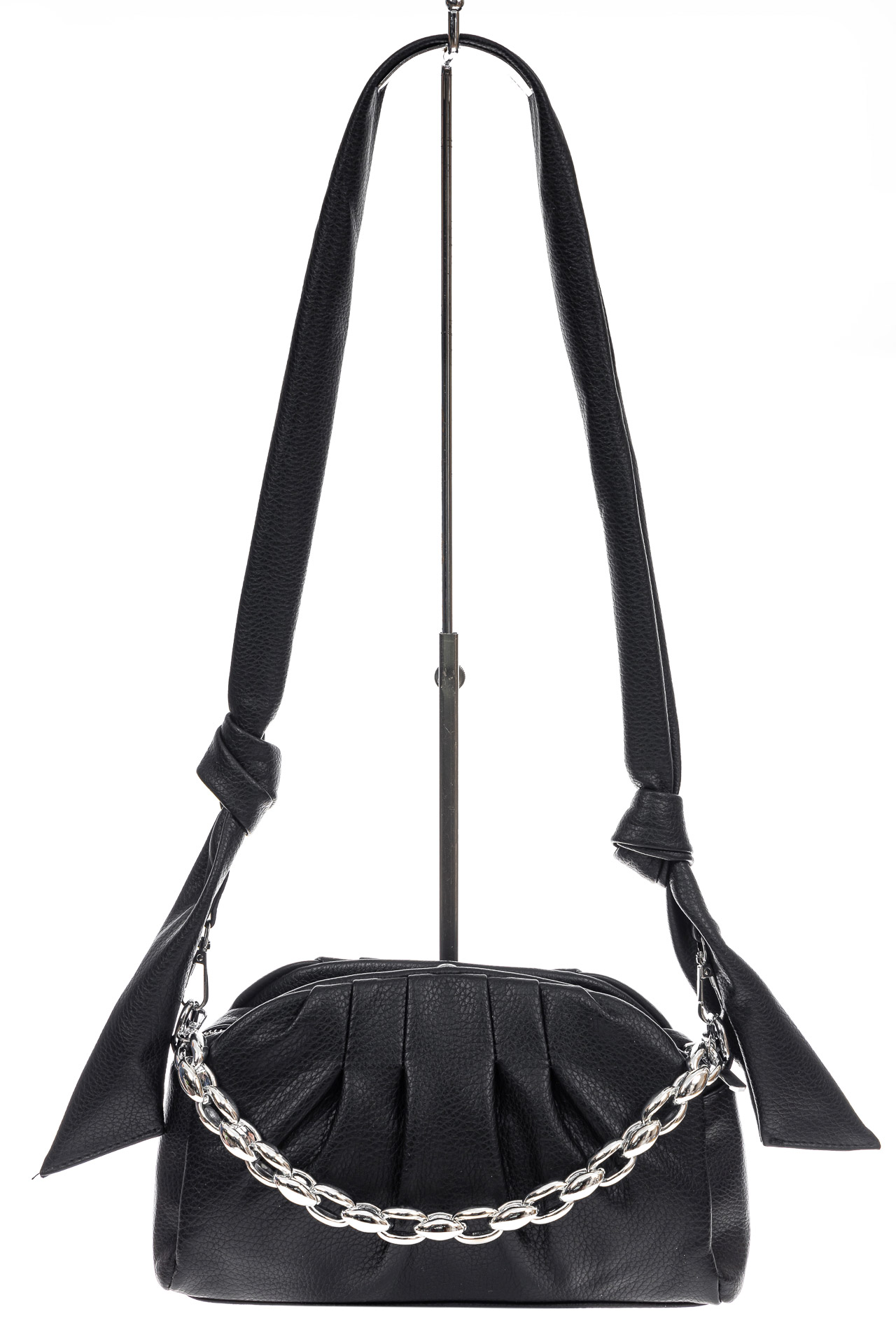 На фото 2 - Мягкая женская сумка из искусственной кожи, цвет черный