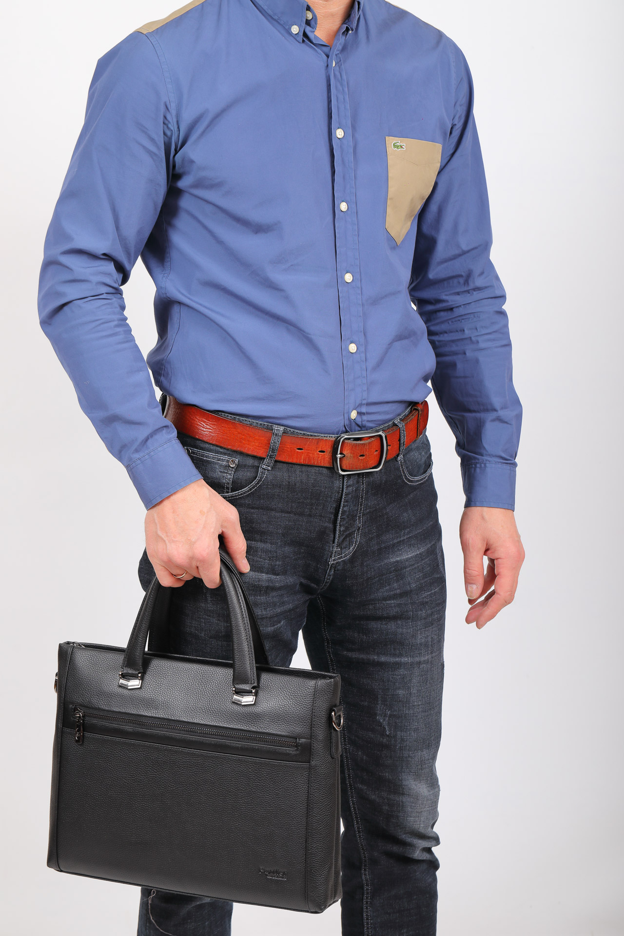 На фото 5 - Мужской кожаный портфель с отделением под ноутбук, цвет черный