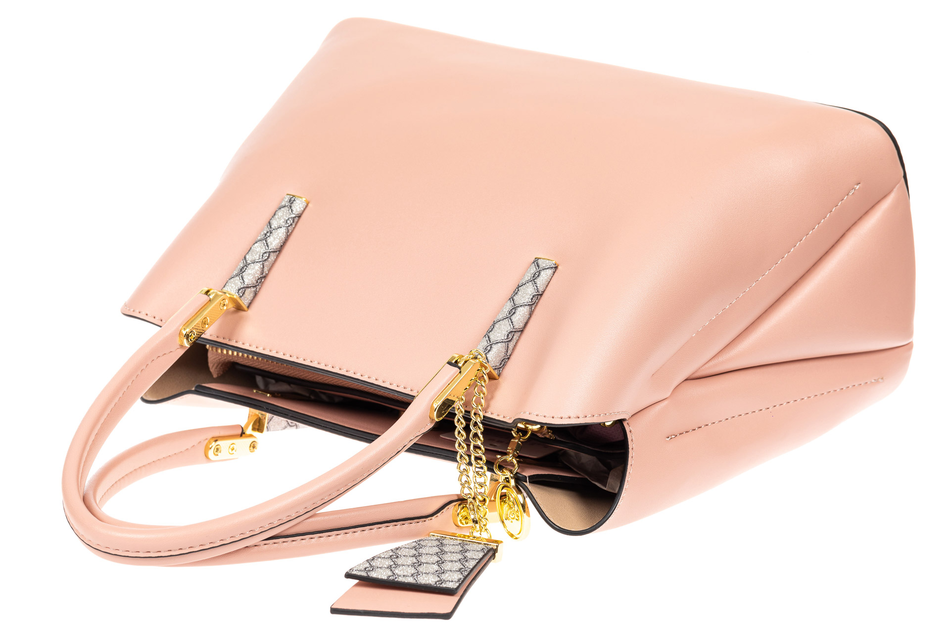 На фото 4 - Женская сумка-трапеция из кожзама с подвеской, цвет розовый