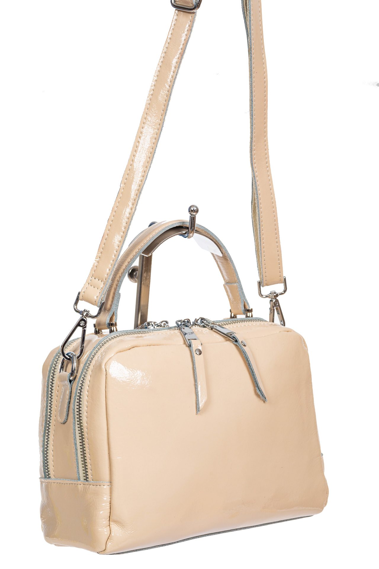 На фото 1 - Лаковая женская сумочка из натуральной кожи, цвет пудровый