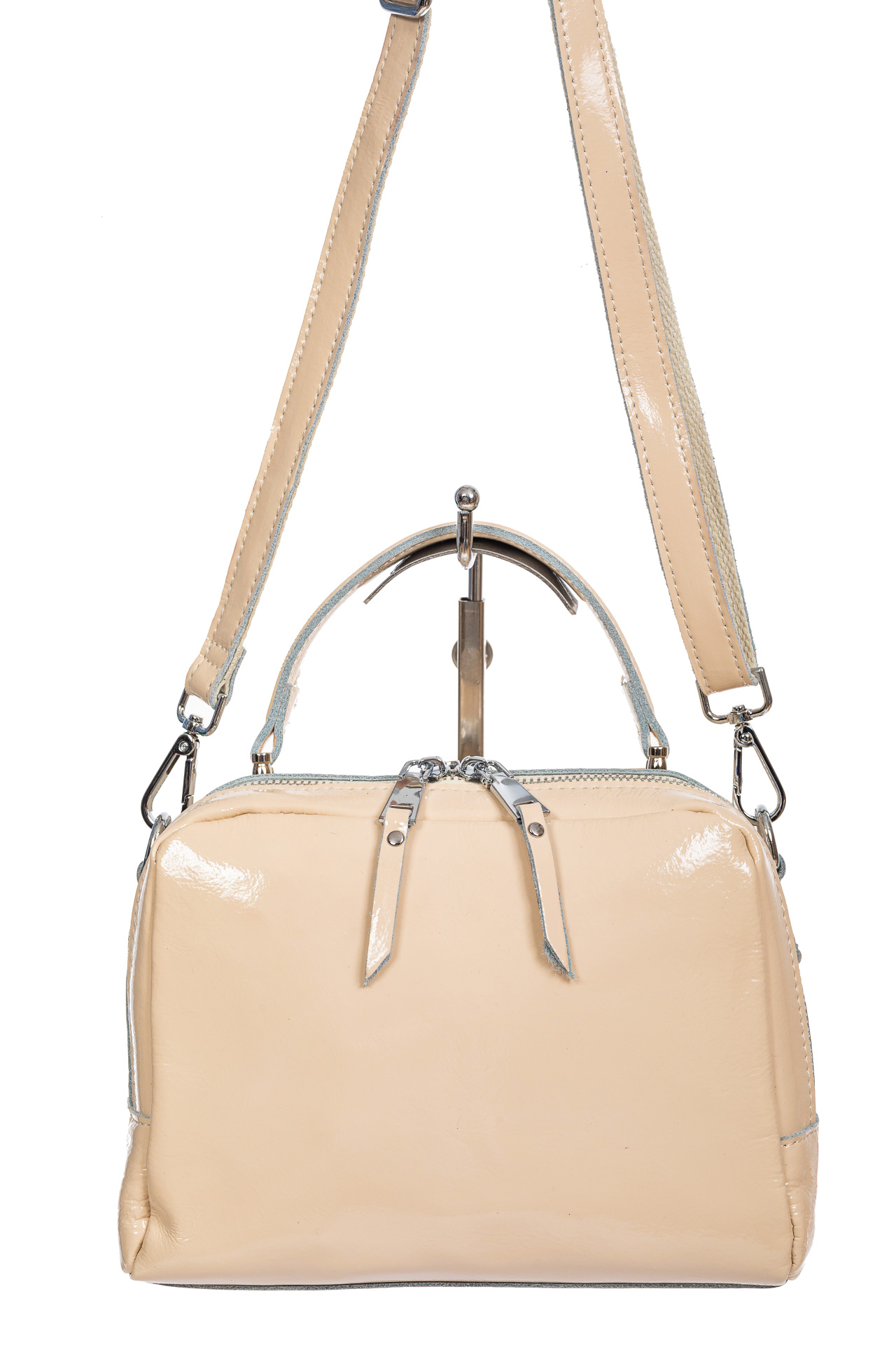 На фото 2 - Лаковая женская сумочка из натуральной кожи, цвет пудровый