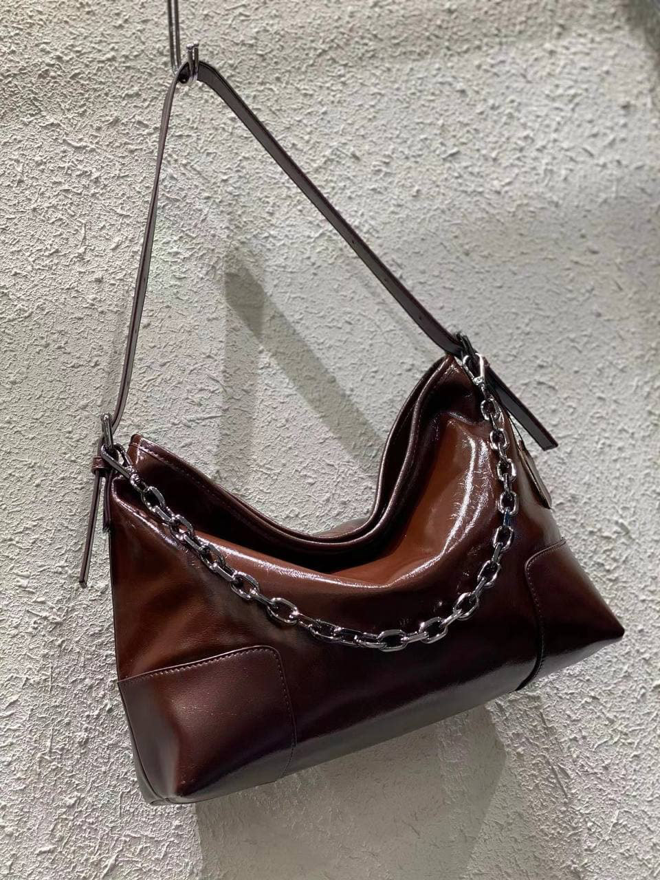 На фото 1 - Женская сумка из натуральной кожи, цвет шоколад