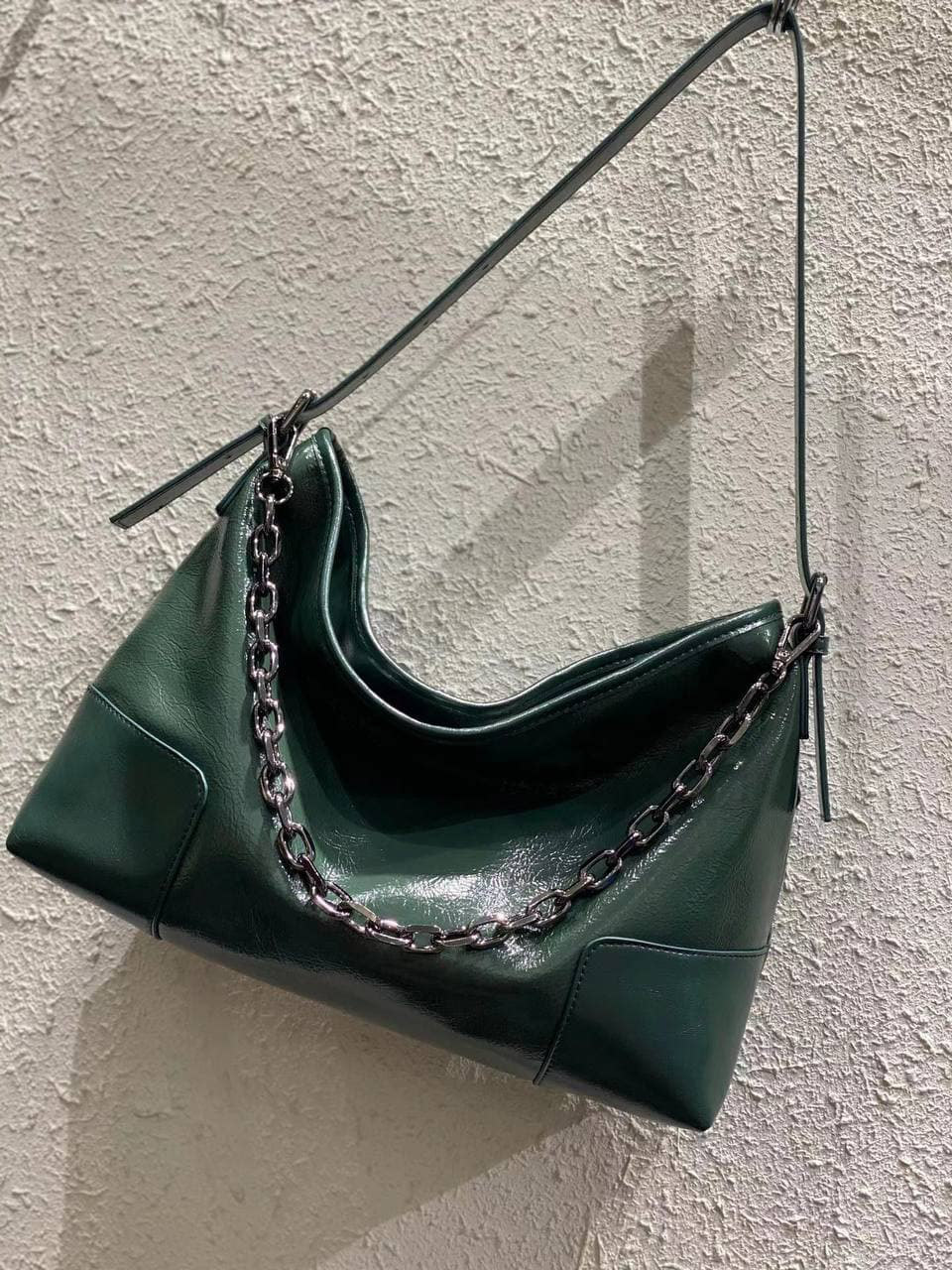 На фото 1 - Женская сумка из натуральной кожи, цвет зеленый