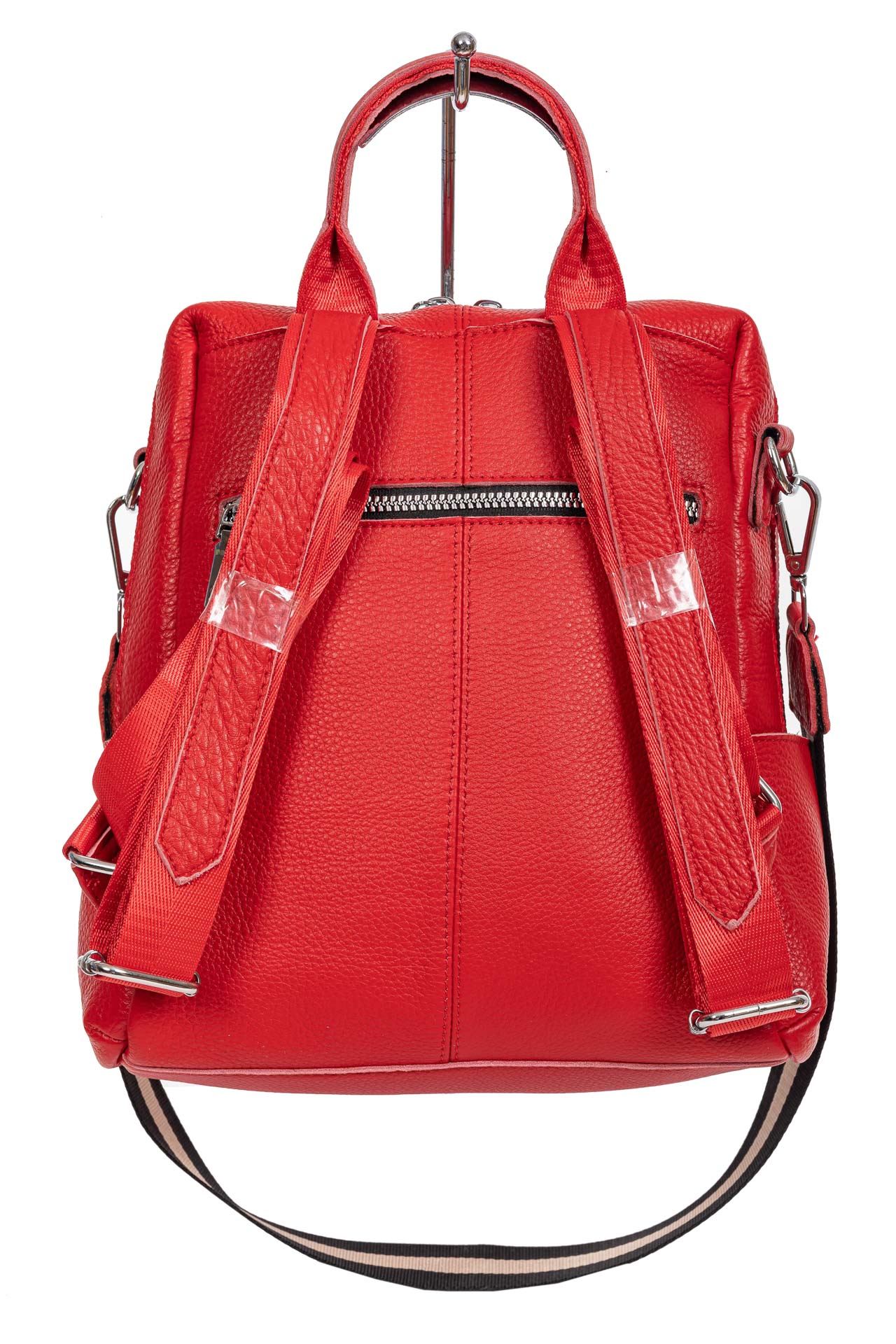 На фото 3 - Молодёжная сумка-рюкзак из фактурной натуральной кожи, цвет красный