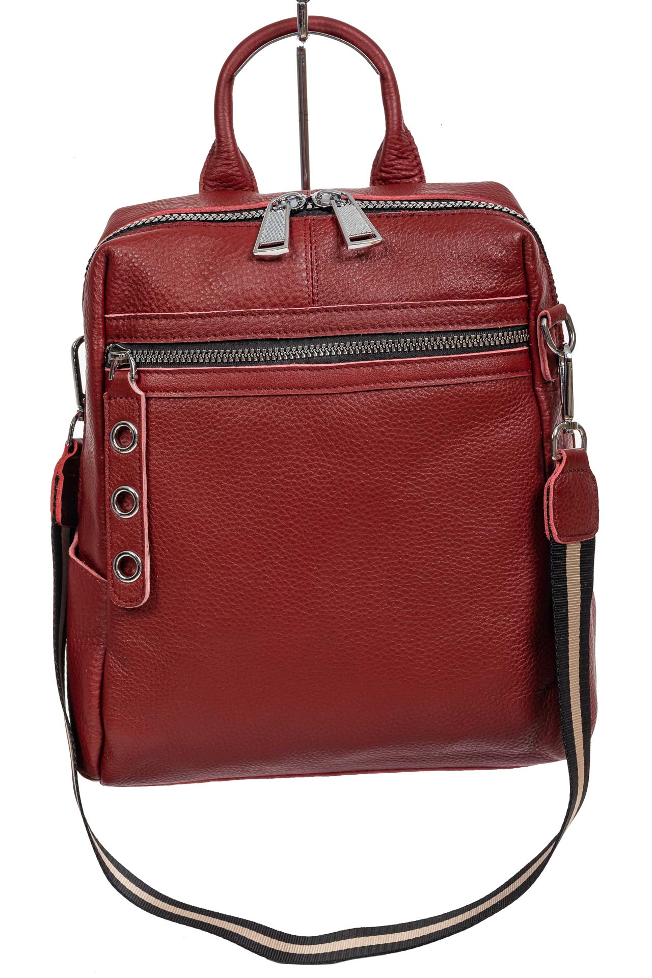 На фото 2 - Молодёжная сумка-рюкзак из фактурной натуральной кожи, цвет бордовый