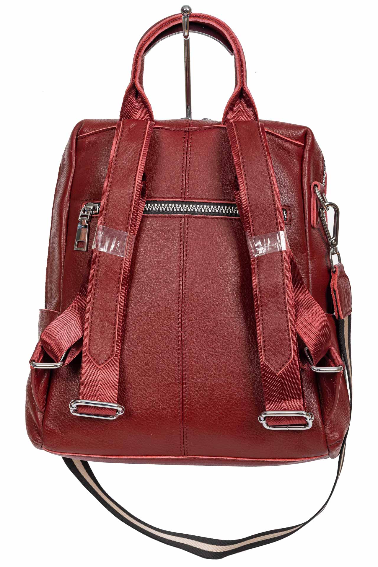 На фото 3 - Молодёжная сумка-рюкзак из фактурной натуральной кожи, цвет бордовый
