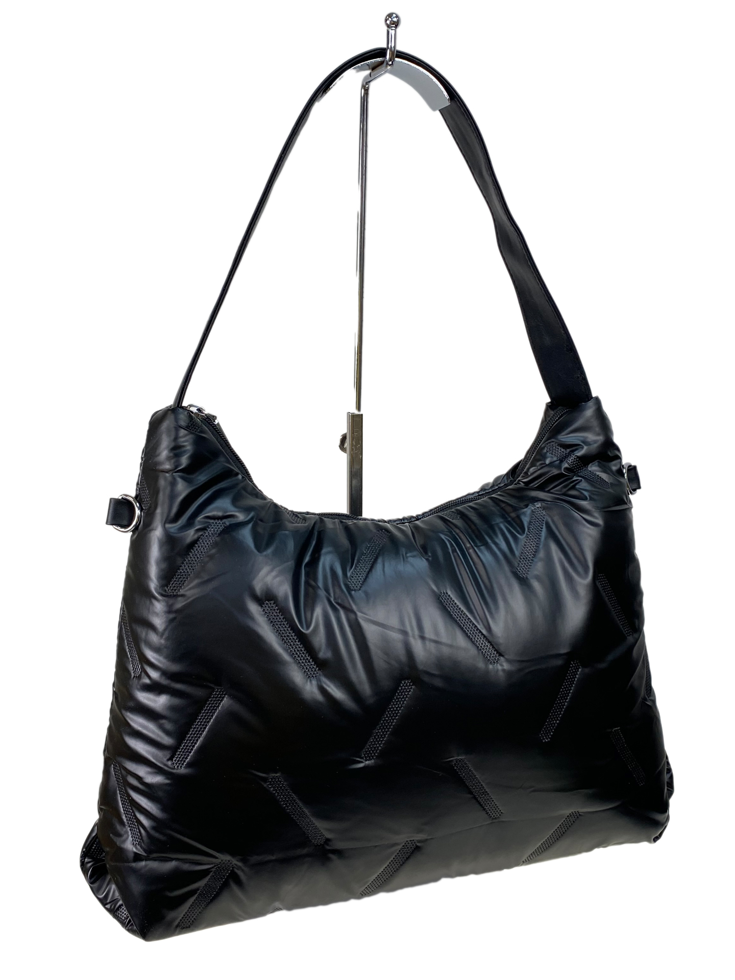 На фото 1 - Женская сумка-шоппер из водооталкивающей ткани, цвет черный металлик