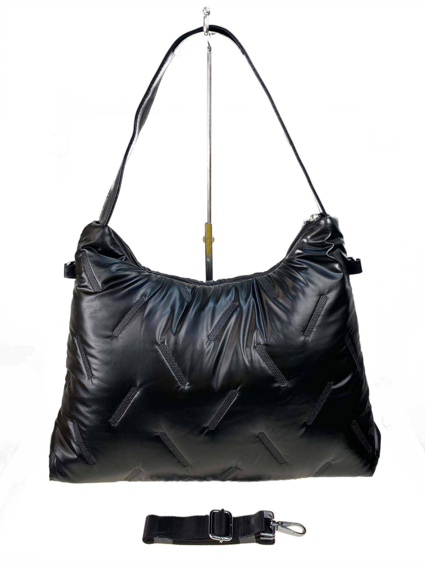 На фото 2 - Женская сумка-шоппер из водооталкивающей ткани, цвет черный металлик