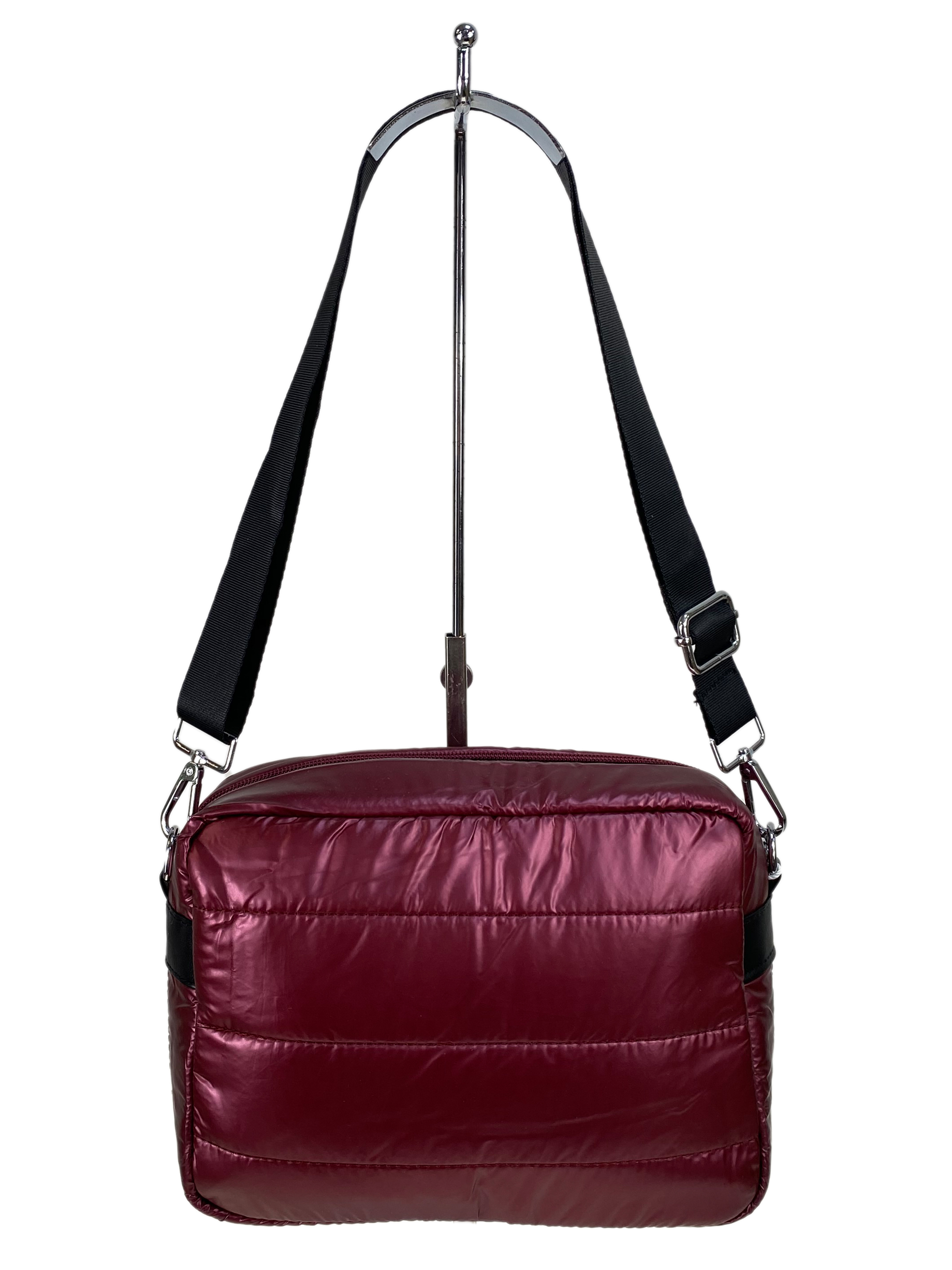 На фото 2 - Женская сумка из водооталкивающей ткани, цвет бордовый