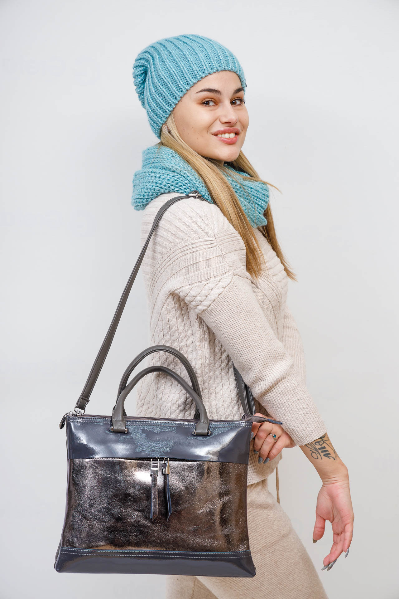 На фото 1 - Женская сумка тоут из  искусственной кожи, цвет  серый