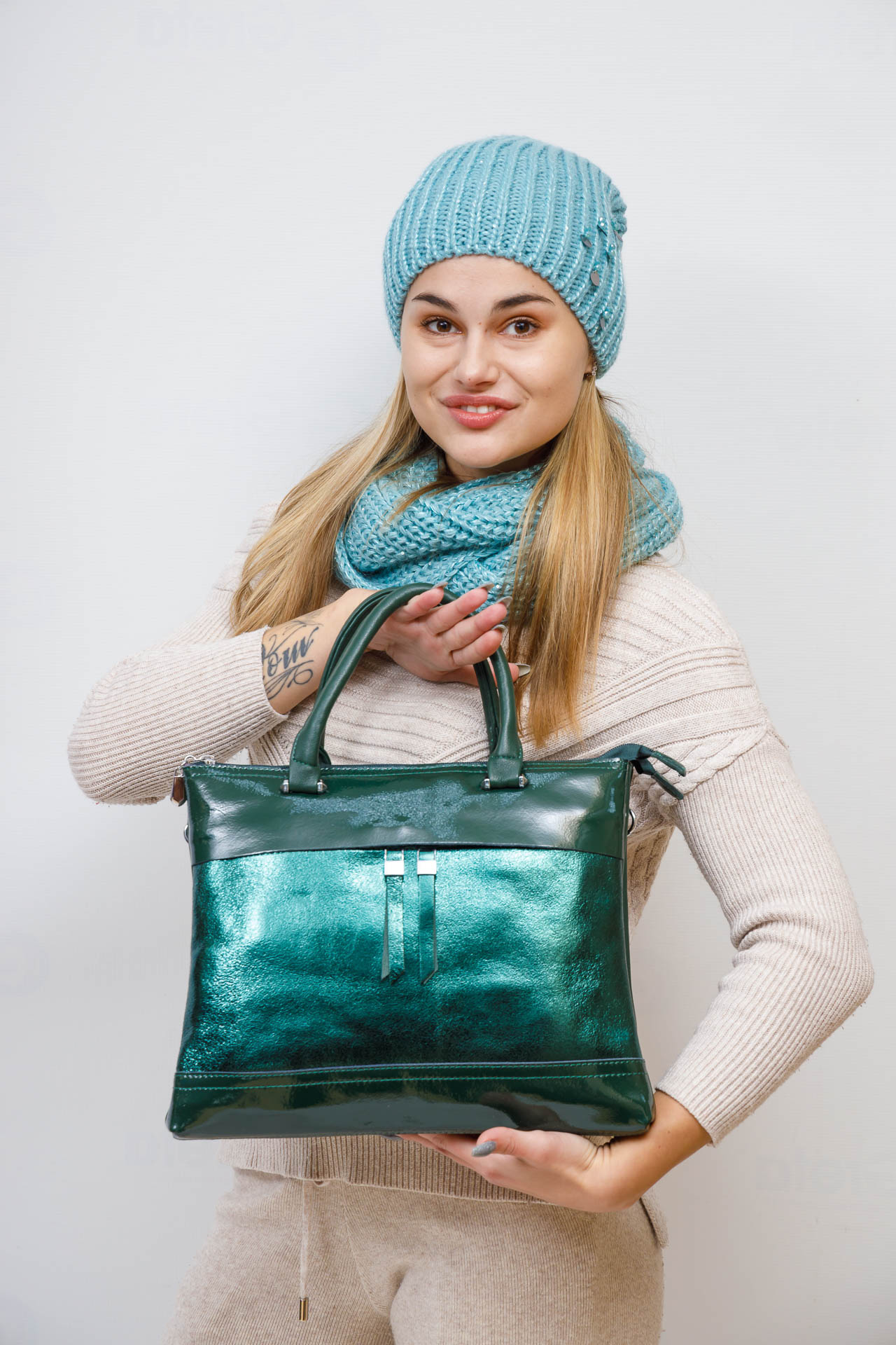На фото 1 - Женская сумка тоут из  искусственной кожи, цвет  зеленый