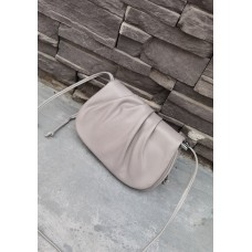 На фото 1 - Женская  сумка-седло из натуральной кожи, цвет серый