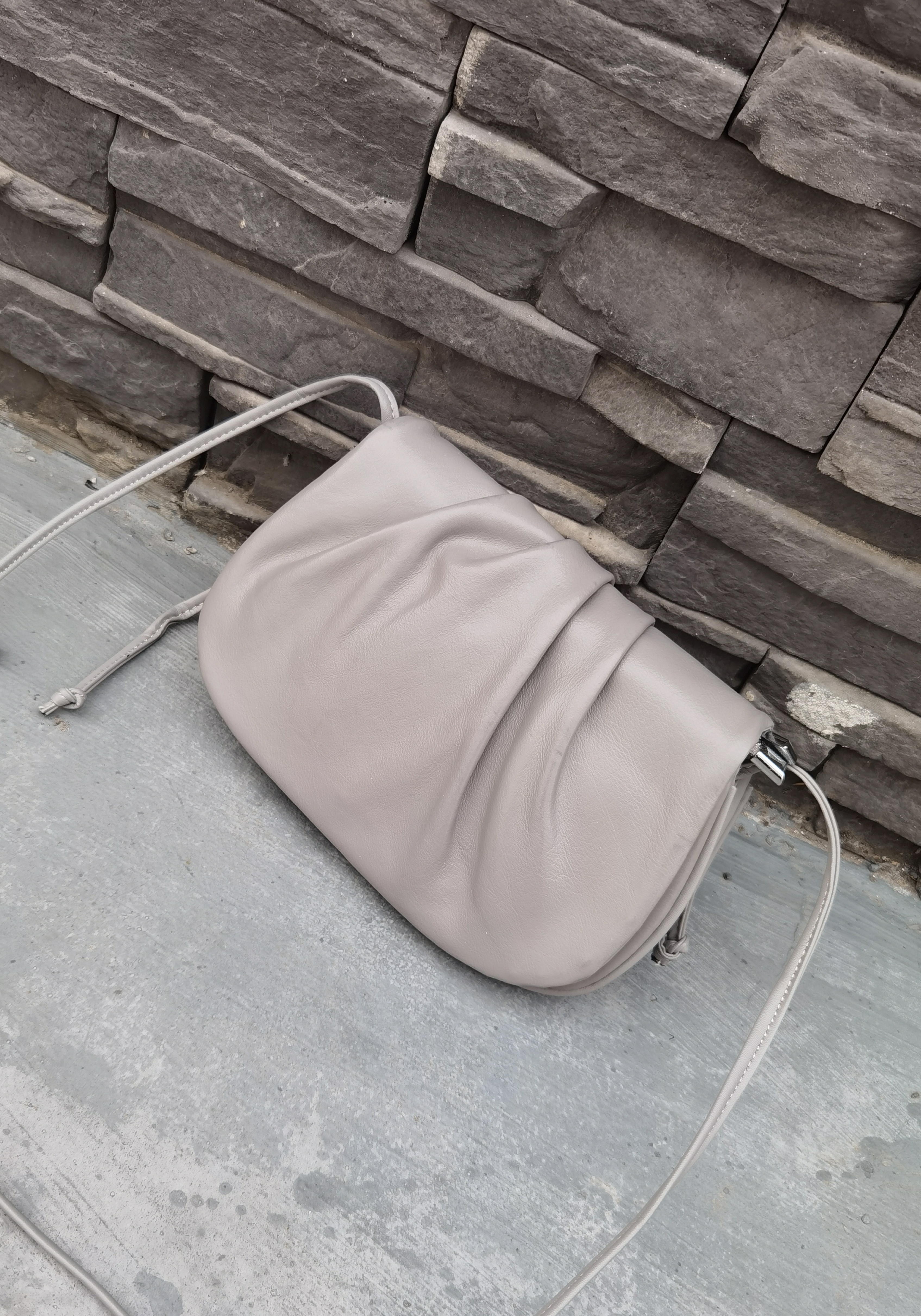 На фото 1 - Женская  сумка-седло из натуральной кожи, цвет серый