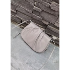 На фото 3 - Женская  сумка-седло из натуральной кожи, цвет серый